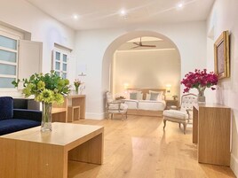 Family Studio Suite | Minibar, individually decorated, individually furnished, desk