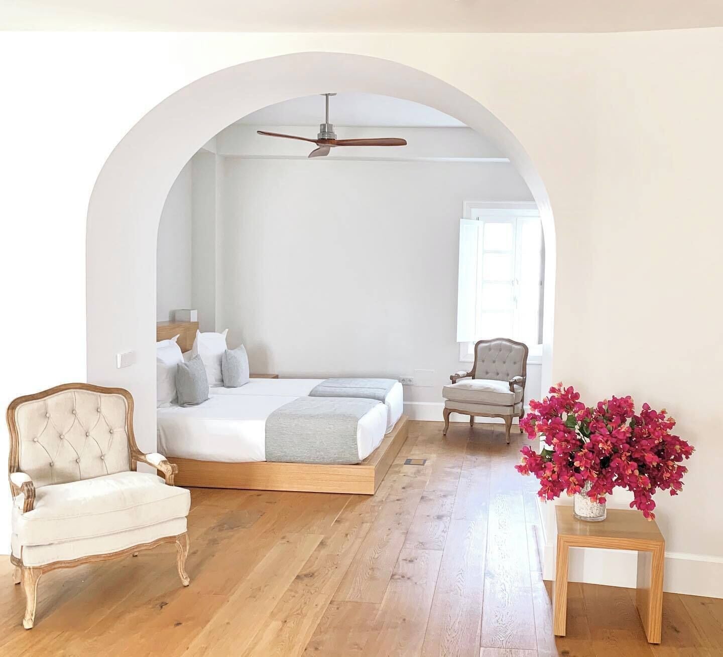 Family Studio Suite | Minibar, individually decorated, individually furnished, desk