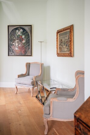 Studiosuite – grand | Minibar, individuelt dekorert, individuelt innredet og skrivebord