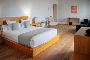 Deluxe-Studiosuite | Minibar, individuell dekoriert, individuell eingerichtet, Schreibtisch