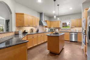 Fridge, microwave, oven, stovetop - Stunning Lake Travis Estate w/ Spectacular Pool (Austin)