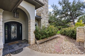 Exterior detail - Stunning Lake Travis Estate w/ Spectacular Pool (Austin)