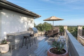 Outdoor dining - Stunning Lake Travis Estate w/ Spectacular Pool (Austin)