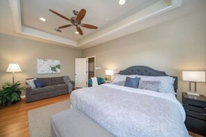 7 bedrooms, desk, iron/ironing board, travel cot - Stunning Lake Travis Estate w/ Spectacular Pool (Austin)