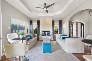 TV, video games, books, offices - Stunning Lake Travis Estate w/ Spectacular Pool (Austin)