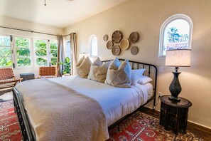 5 bedrooms, iron/ironing board, WiFi, bed sheets