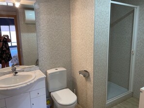 Shower, hair dryer, toilet paper - Appartement Climatisée Pour 4 Personnes , L'ampolla (L'AMPOLLA)