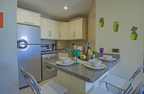 Fridge, oven, stovetop, dishwasher