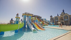 Un parc aquatique doté de nombreux toboggans et d’autres attractions aquatiques.