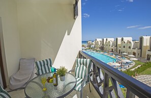 Outdoor dining - Buki-Gravity-Homes, Ap No2, seaview apartment in  hotel Gravity Sahl Hasheesh (Hurghada, Red Sea Governorate)