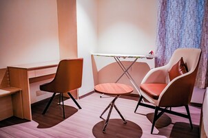 Escritorio, sistema de insonorización y wifi gratis 