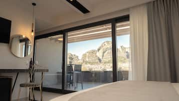 Premium bedding, in-room safe, laptop workspace, blackout curtains