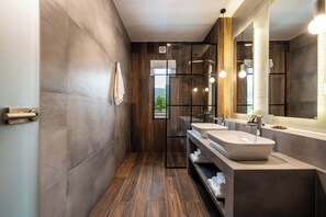Deluxe Studio Suite | Bathroom | Shower, rainfall showerhead, hair dryer, bathrobes - Mirabilis Boutique Hotel  (Kalabaka)