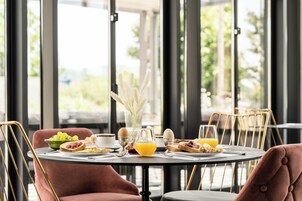 Free daily cooked-to-order breakfast