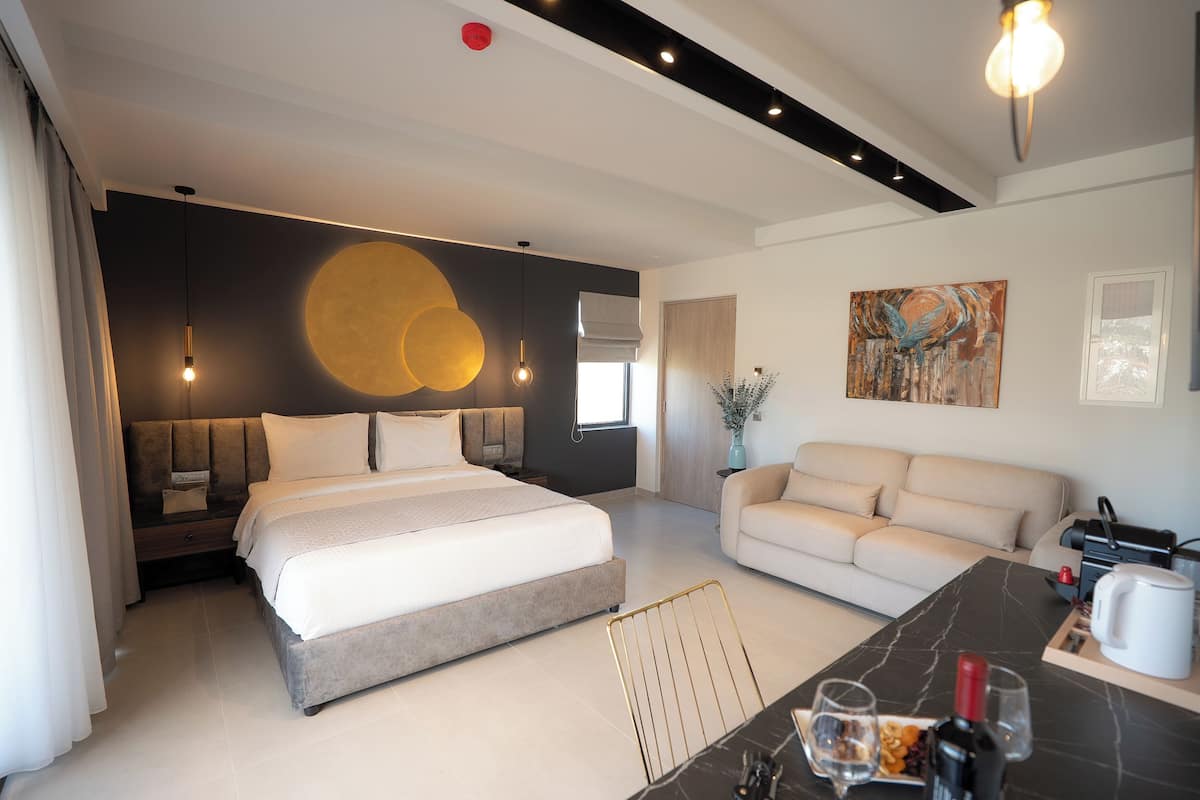 Signature Studio Suite, Hot Tub