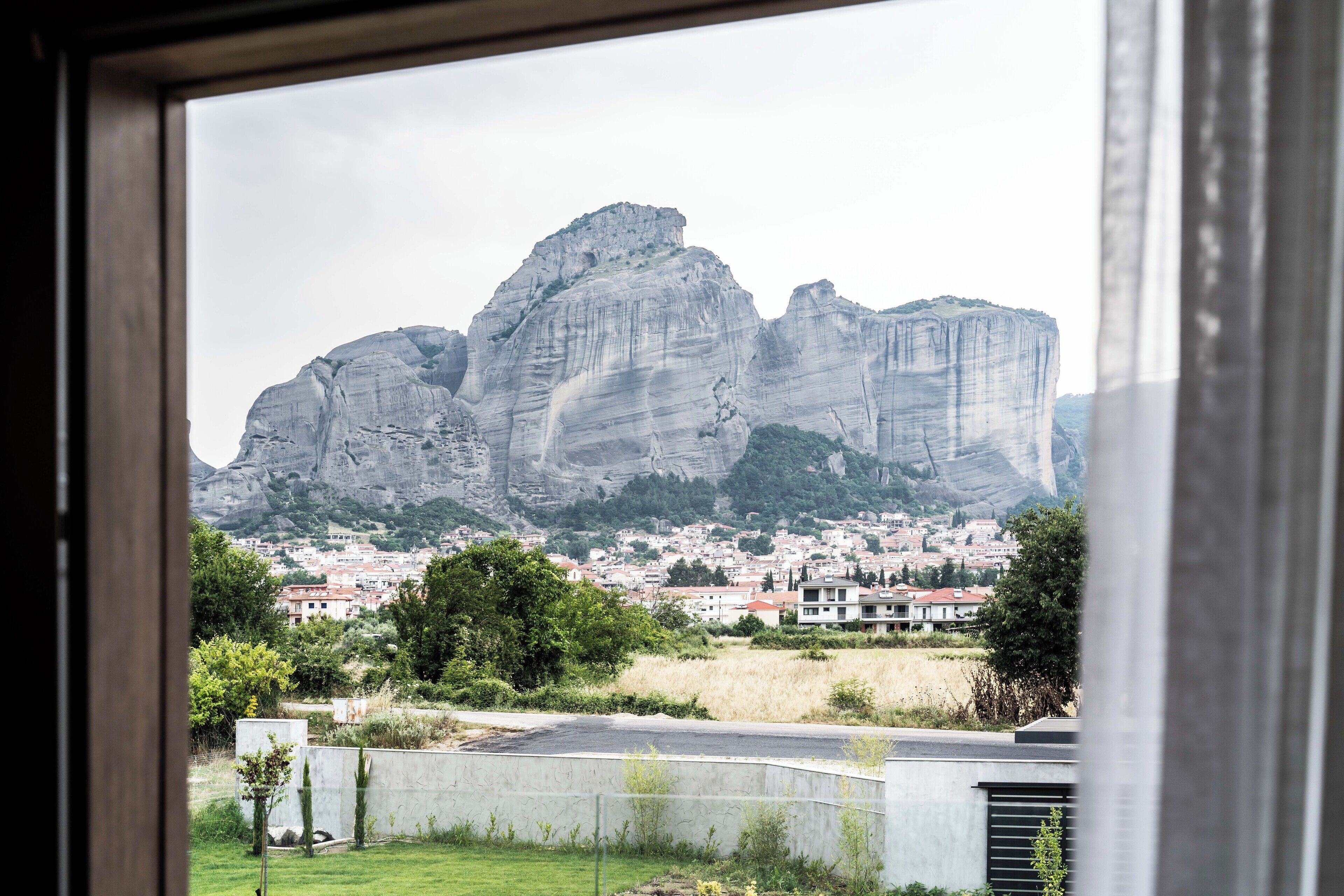 Vista de uma paisagem montanhosa com uma cidade no vale abaixo.