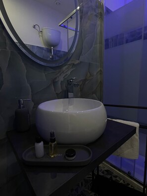 Suihku, hiustenkuivaaja, bidee, pyyhkeet