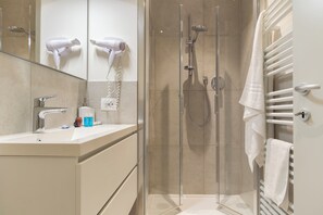 Deluxe-Apartment, 2 Schlafzimmer | Badezimmer | Kostenlose Toilettenartikel, Handtücher