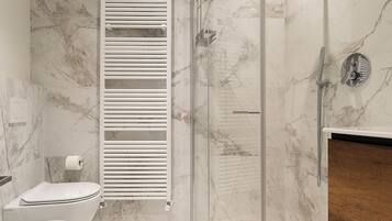 Design Apartment | Bathroom | Free toiletries, towels
