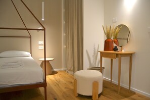 Luxury Double Room | Individually decorated, individually furnished, desk, laptop workspace - Everyday Apartments - Corte Petroni (Bologna)