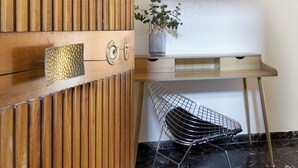 Eine Holztür mit strukturierter Verkleidung, einem Metallgriff und einem Schlüsselloch.