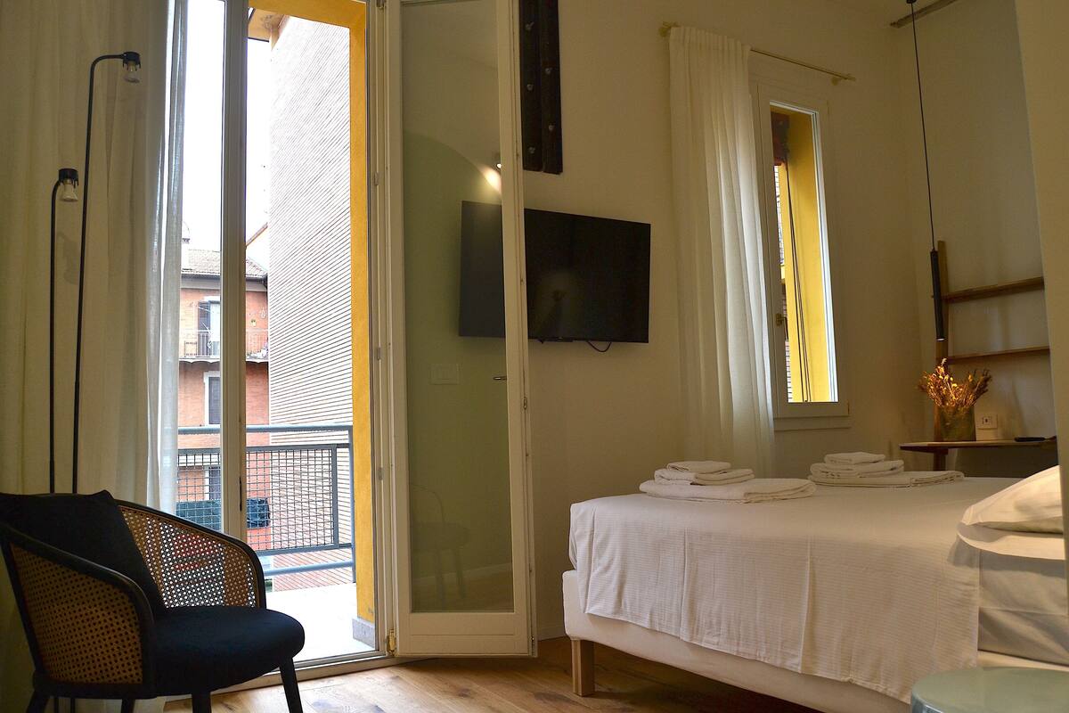 1 habitación, decoración personalizada, muebles diferentes y escritorio