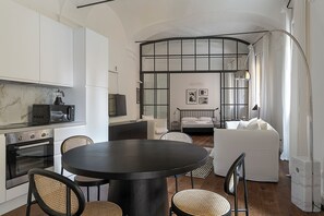 Design Apartment | Living area | 40-inch LED TV with digital channels, Netflix, streaming services - Everyday Apartments - Corte Petroni (Bologna)