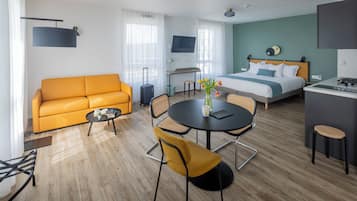 Executive suite, 1 double bed and 1 sofa bed | Premium bedding, desk, laptop workspace, blackout drapes