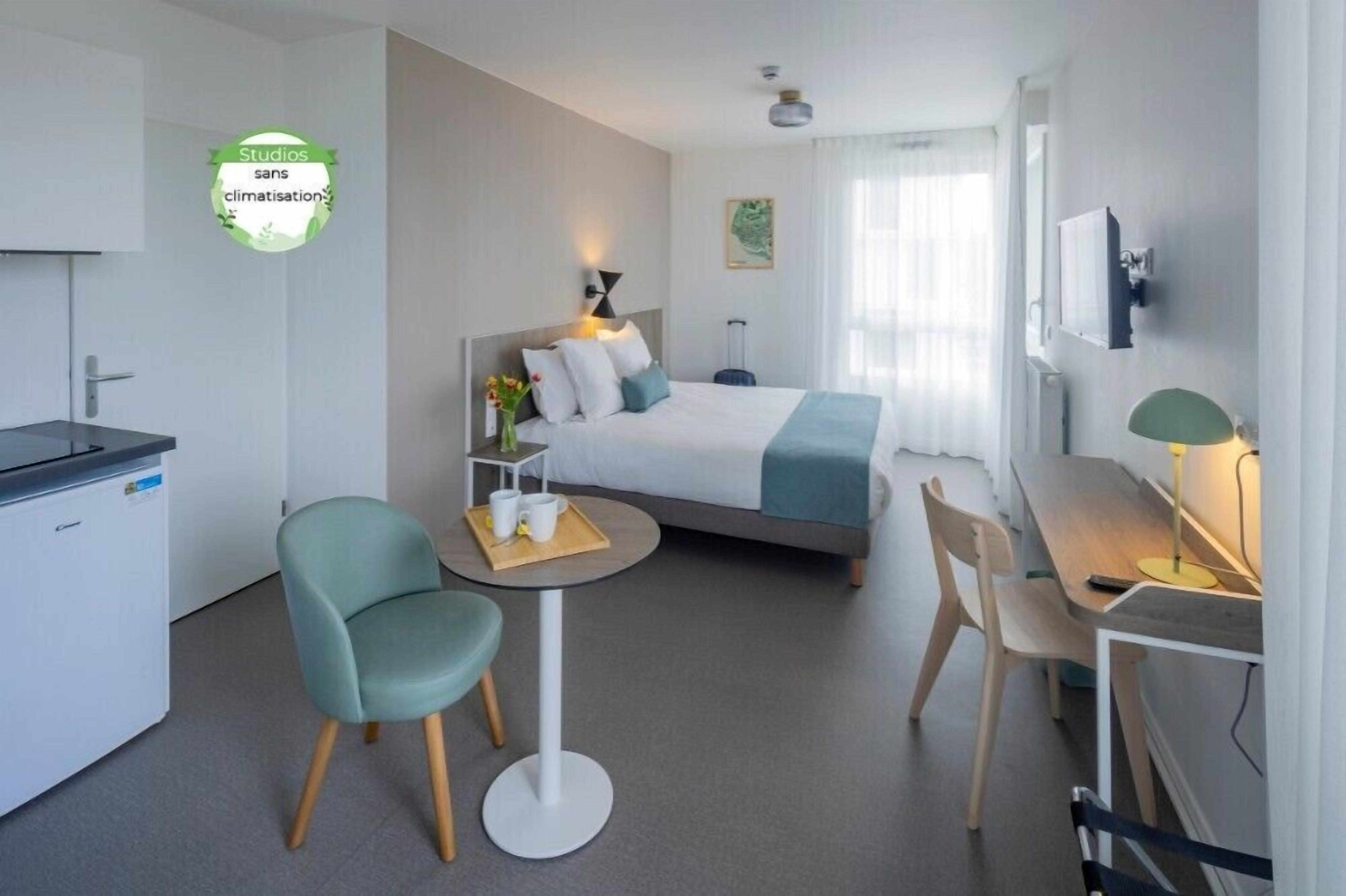 Quarto | Roupas de cama premium, escrivaninha, espaço de trabalho para notebook