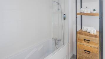 Kamer | Badkamer | Een douche, milieuvriendelijk toiletgerief, een haardroger, handdoeken