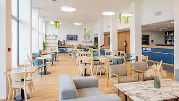 Petit déjeuner buffet (13.5 EUR par personne)