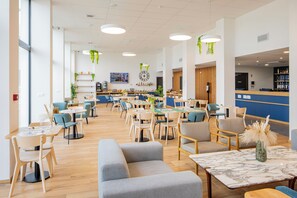 Desayuno buffet diario (EUR 13.5 por persona)