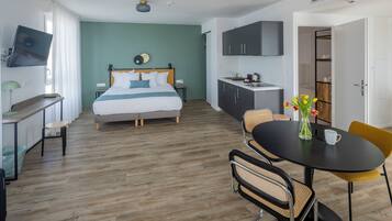 Executive suite, 1 double bed and 1 sofa bed | Premium bedding, desk, laptop workspace, blackout drapes