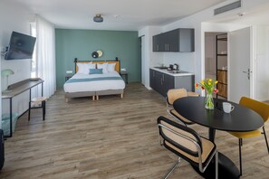 Premium bedding, desk, laptop workspace, blackout curtains - All Suites Appart Hôtel | Le Havre Centre - Les docks (Le Havre)