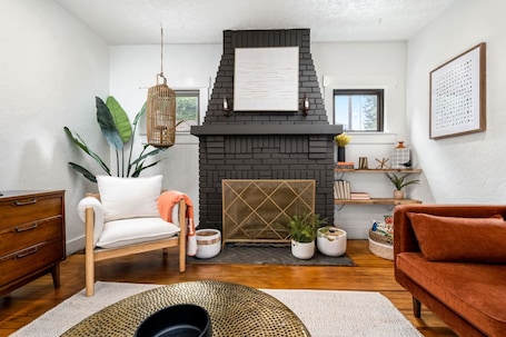 Télévision, espaces bureaux. Boho Bungalow: 3BR on Miami Bike Path, Sleeps 7!