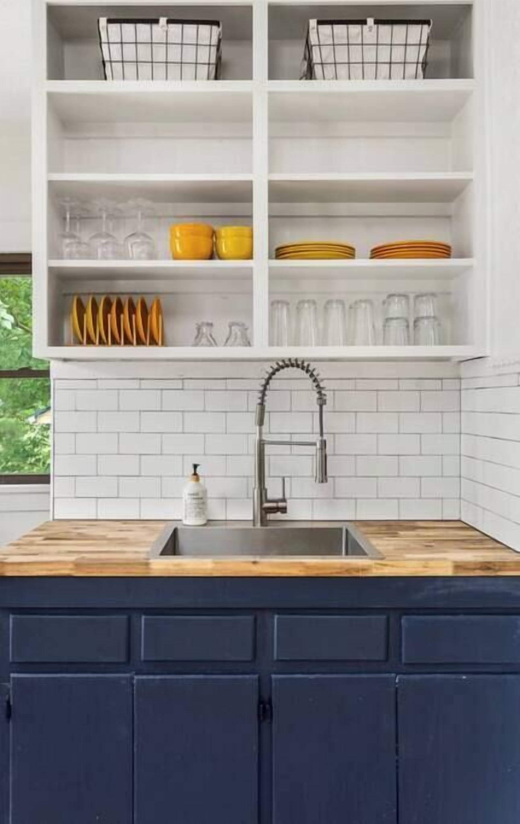 Jääkaappi, liesi, kahvin-/teenkeitin