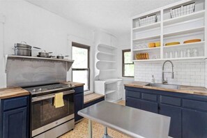 Kühlschrank, Herdplatte, Wasserkocher mit Kaffee-/Teezubehör