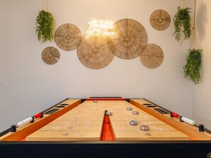 The best is yet to come. Shuffleboard, workspace and games downstairs and a whole evening still ahead.