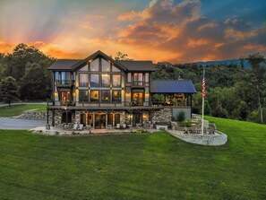 Exterior - Adventure Lodge at L/Cove: VIEWS, S/Secluded, Signature, Games, Wifi, Hot tub (Sevierville)