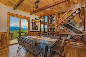 Dining - Adventure Lodge at L/Cove: VIEWS, S/Secluded, Signature, Games, Wifi, Hot tub (Sevierville)