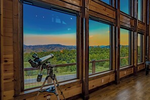 Interior - Adventure Lodge at L/Cove: VIEWS, S/Secluded, Signature, Games, Wifi, Hot tub (Sevierville)