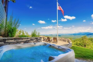 Terrace/patio - Adventure Lodge at L/Cove: VIEWS, S/Secluded, Signature, Games, Wifi, Hot tub (Sevierville)