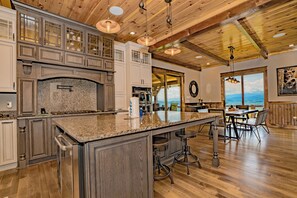Fridge, microwave, oven, stovetop - Adventure Lodge at L/Cove: VIEWS, S/Secluded, Signature, Games, Wifi, Hot tub (Sevierville)