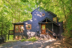 Exterior - Treetop Dream: Honeymoon!, Partial View, Hot Tub, Wi-Fi, Resort Pool, Gatlinburg (Gatlinburg)