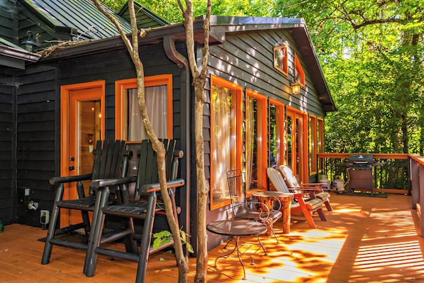 Terrace/patio - Treetop Dream: Honeymoon!, Partial View, Hot Tub, Wi-Fi, Resort Pool, Gatlinburg (Gatlinburg)