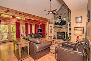 TV, video games - Treetop Dream: Honeymoon!, Partial View, Hot Tub, Wi-Fi, Resort Pool, Gatlinburg (Gatlinburg)