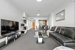 Smart TV - Prime Position! 3Bed/2Bath/1Car ~ 10mins to CBD (Bowen Hills)