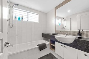 Shower, hair dryer, towels, soap - Prime Position! 3Bed/2Bath/1Car ~ 10mins to CBD (Bowen Hills)
