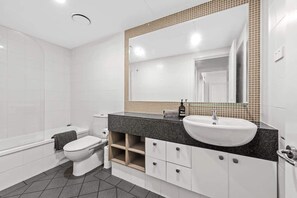 Shower, hair dryer, towels, soap - Prime Position! 3Bed/2Bath/1Car ~ 10mins to CBD (Bowen Hills)