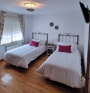 4 dormitoris, escriptori i planxa i posts de planxar 